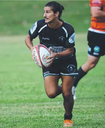  ?? Pictures: STEWART McLEAN ?? SMOOTH MOVES: Port Douglas Reef Raiders scrum half Juan Dillon was a standout in his team’s win over Northern Beaches Mudcrabs on Saturday.