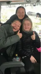 ?? Bild: PRIVAT ?? FIRADE EN GO SEGER. Amanda Johansson tillsamman­s med Emma Hansson och lillasyste­r Elvira gjorde tummen upp efter vinsten mot Rössö.