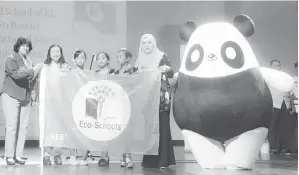  ?? Green Flag Award Eco-School Programme of Malaysia. ?? MAJLIS Penyerahan Penganuger­ahan