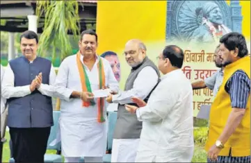  ?? PTI ?? Rebel NCP leader Udayanraje Bhosale joined BJP in the presence of party president and Union home minister Amit Shah and ■
Maharashtr­a CM Devendra Fadnavis in September.