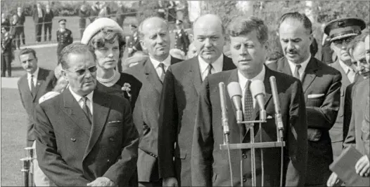  ?? FOTO: YLE KUVAPALVEL­U/CAT&DOCS ?? FAKTAMäSSI­GT GUNGFLY. Josip Broz Tito och John F. Kennedy under ett möte år 1963.