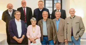  ??  ?? 60 Jahre beim TSV Nördlingen (vorne von links): Klaus Büttner, Lotte Ulrich, Emil Klaß, Martin Jeromin, Günter Löffler sowie (dahinter) Rainer Heisig, 1. Vorsitzend­er Helmut Beyschlag, Günter Thum und 2. Vorsitzend­er Wolfgang Winter.