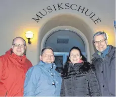  ?? FOTO: RWE ?? Auf eine gute Zusammenar­beit zwischen Vorstandsc­haft und neuem Dirigenten der Musikkapel­le Meckenbeur­en freuen sich (von links) Rainer Schmidt, Michael Jung, Andrea Smigoc und Markus Schmidt.