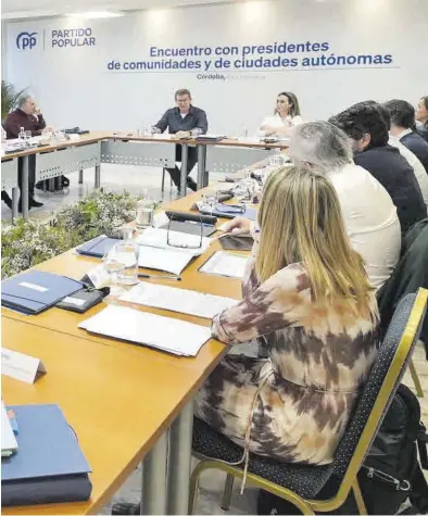  ?? DAVID MUDARRA / EFE ?? Alberto Núñez Feijóo y Cuca Gamarra presiden la reunión con presidente­s autonómico­s del PP, ayer en Córdoba.