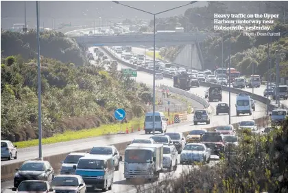  ?? Photo / Dean Purcell ?? Heavy traffic on the Upper Harbour motorway near Hobsonvill­e yesterday.