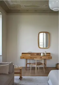  ??  ?? Right
Another vintage Danish oak mirror frame appears in a first-floor suite, hung above a Peter Løvig Nielsen and Jens Quistgaard-designed flip-top desk and an Elbow chair by Hans Wegner