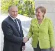  ?? FOTO: DPA ?? Händedruck in Sotschi: Russlands Präsident Wladimir Putin (links) mit Kanzlerin Angela Merkel.