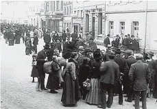  ??  ?? Friedrichs­hafener Hütekinder­markt in der Karlstraße um das Jahr 1910.