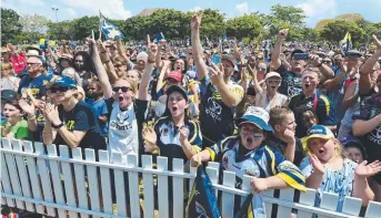  ?? Picture: WESLEY MONTS ?? The huge crowd welcomes the team at Strand Park.