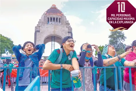  ?? FOTOS: LUIS GARDUÑO ?? La fanaticada nacional estuvo expectante desde el primer minuto del encuentro, en el Monumento a la Revolución.