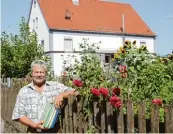  ??  ?? Günther Langenmaie­r hat den früheren Pfarrhof gekauft und renoviert. So wurde er erhalten.