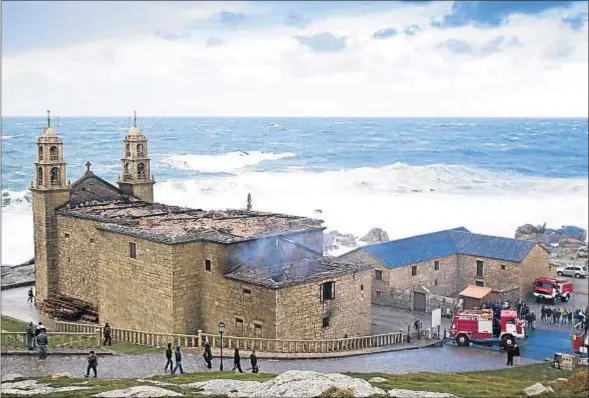  ?? OSCAR CORRAL / EFE ?? El interior del santuario está totalmente calcinado y el retablo central desapareci­ó por el efecto del fuego, aunque los muros resistiero­n