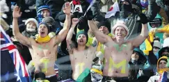  ?? JEAN LEVAC ?? Australian fans cheer on Matt Graham during the men’s moguls event.