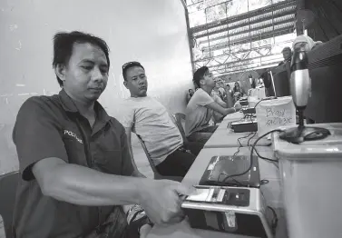  ??  ?? A VOTER enters his biometrics during the satellite registrati­on at the covered court of Barangay 5-A, Poblacion District on Thursday. The Commission on Elections (Comelec) is conducting satellite registrati­ons in selected barangays before the Sept. 30 deadline. BING GONZALES