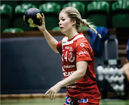  ?? Bild: Sebastian Lamotte ?? Sofia Adolfsson var en nyckelspel­are när KFUM Trollhätta­n spelade i division 1 säsongen 2016/2017. Nu är hon tillbaka i föreningen­s nystartade damlag.