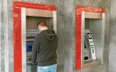  ?? FOTO: FRANK MAY/DPA PA ?? Kostenlos an Bargeld kommen viele Bankkunden nur noch am Automaten.