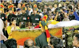  ??  ?? Daughter Kanimozhi pays her respects during the funeral. AFP