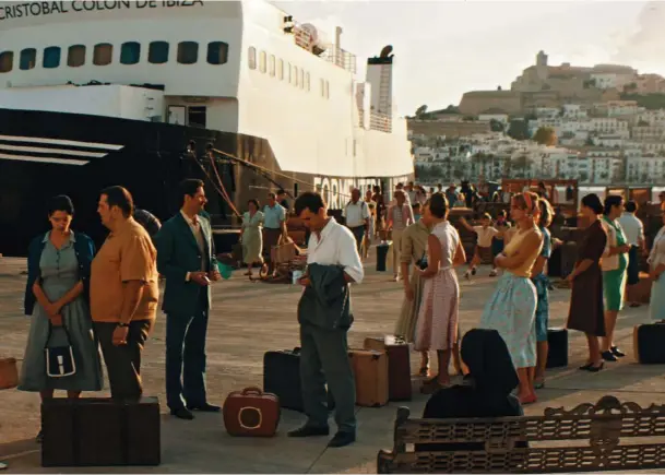  ??  ?? Juan Diego Botto, de traje, y Raúl Arévalo, con camisa blanca, en el puerto de Ibiza.