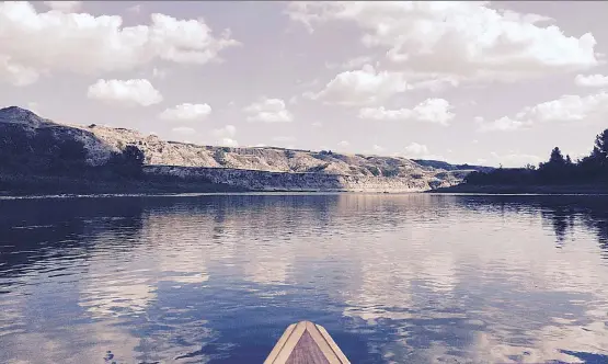  ?? PHOTOS: SUSAN MATE ?? Canoeing amid the interestin­g landscape on the Red Deer River can be a serene experience.