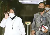  ?? FEDRIK TARIGAN/ JAWA POS ?? KOORDINASI: Tri Rismaharin­i meninggalk­an gedung KPK setelah melakukan pertemuan dengan KPK di Jakarta kemarin (11/1).