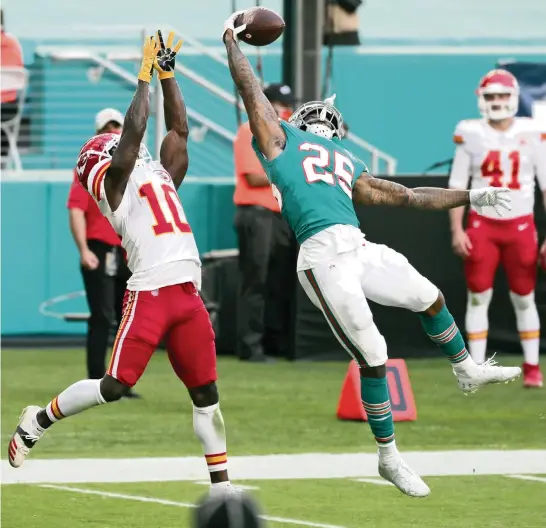  ?? CHARLES TRAINOR JR. ctrainor@miamiheral­d.com ?? Dolphins cornerback Xavien Howard intercepts a pass intended for Chiefs receiver Tyreek Hill on Sunday at Hard Rock Stadium. It was his league-leading ninth intercepti­on of the season.