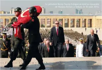  ??  ?? Le président Recep Tayyip Erdogan se rend au mausolée de Mustafa Kemal, à Ankara, le 30 août 2016.