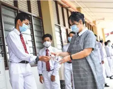  ?? - Bernama photo ?? The students are strictly following the SOPs and embracing the new norms in their daily routines at schools.