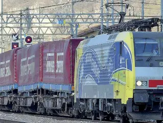  ??  ?? Alternativ­a Il trasporto di merci su rotaia, anche con sistema intermodal­e, è già attivo sul Brennero