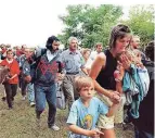  ?? FOTO: DPA ?? DDR-Bürger flüchten durch ein Loch im Zaun in den Westen.