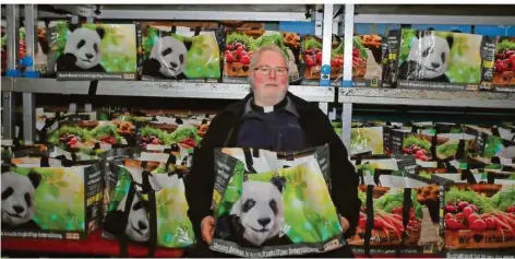  ?? FOTO: HEIKO LEHMANN ?? Diakon Horst-Peter Rauguth und sein Team haben 1000 Lebensmitt­eltaschen für die Heiligaben­daktion im Saarbrücke­r E-Werk gepackt.