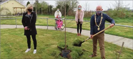  ??  ?? Cathaoirle­ach of the Rosslare Municipal District, Cllr Frank Staples, with District Manager Nóirín Cummins, and Anne and Nancy Kehoe.