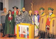  ?? FOTO: GISELA SPRENG ?? Zunftmeist­er Johannes Landolt begrüßt mit dem zweiten Zunftmeist­er Michael Schändling­er (von rechts) eifrige ehrenamtli­che Helfer und ehrt sie mit einem Festorden.