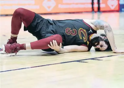  ?? SEAN GARDNER / GETTY ?? Ricky Rubio es cargola de dolor després de lesionar-se al genoll esquerre