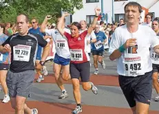  ??  ?? Beim Firmenlauf in Dillingen kommen seit Jahren rund 10 000 Läufer aus dem ganzen Saarland. 2016 waren es sogar rund 14 000.