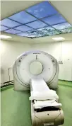  ??  ?? CT-scan machine with a view of green leaves on the ceiling