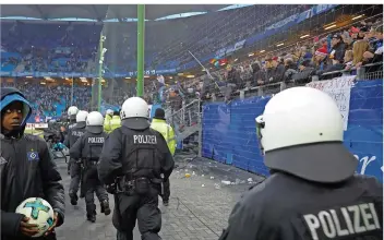  ?? FOTO: CHARISIUS/DPA ?? Um einen Platzsturm zu verhindern, den die HSV-Fans schon nach dem 1:2 gegen Leverkusen vor zwei Wochen versucht hatten, wurde der Zaun im Hamburger Stadion von 1,10 auf 2.20 Meter erhöht.