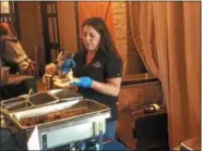  ?? NICHOLAS BUONANNO — NBUONANNO@TROYRECORD.COM ?? Cari Summers of Texas Roadhouse restaurant serves some food during the fundraiser.