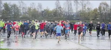  ?? Ref: 48-2521J ?? They’re off! Runners set off at Greenham Common