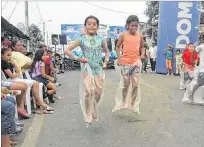  ?? YESSENIA GUEVARA / EXPRESO ?? Tradición. Niños saltando en una funda, en el juego de los ensacados.