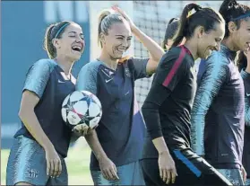  ?? FOTO: MONTILLA ?? Vicky y Toni Duggan bromean El equipo hizo ayer una última sesión matinal