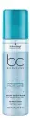  ??  ?? Sirène
Même les cheveux ont droit à leur infusion de gouttelett­es bienfaisan­tes pour ne pas se dessécher dès que la températur­e et la pollution montent en ville. Cela protège leur souplesse et leur brillance. Spray Baume Hyaluronic Moisture Kick...