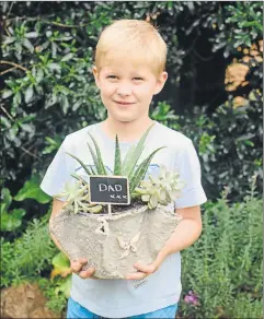  ?? Pictures: SUPPLIED ?? MOMENT TO REMEMBER: Get your kids to write anything they like on the chalkboard, and stick it into the soil for a sentimenta­l touch