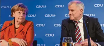  ?? Foto: Christof Stache, afp ?? Aufbruchst­immung sieht anders aus. Horst Seehofer ist angeblich selbst ziemlich erschrocke­n, als er hinterher im Fernsehen sah, welch ein schlechtes Bild Angela Merkel und er am Montag abgegeben haben.