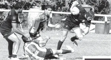  ?? PRENSA PEUMAYÉN ?? Gonzalo Riccardi, de Peumayén, zafó del tackle de Ignacio Irastorza (14) y Manuel Santos.