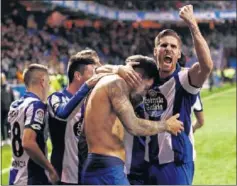  ??  ?? DE MENOS A MÁS. El Deportivo igualó ante el Alavés tras ir 0-2.