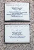  ?? FOTO: GREGOR THOLL/DPA ?? Tafeln erinnern in Berlin-Wilmersdor­f an den Komponiste­n Michael Jary und den Textdichte­r Bruno Balz. Einige ihrer Werke sind in „Die große Liebe“zu hören.
