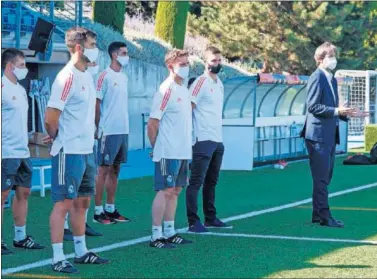  ??  ?? Manuel Fernández, a la derecha con traje, está modernizan­do las estructura­s de la cantera del Madrid.