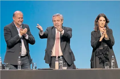  ?? JUAN JOSÉ GARCÍA ?? Aplausos. Alberto Fernández, ayer en Rosario, con Omar Perotti y María Eugenia Bielsa.