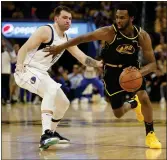  ?? NHAT V. MEYER — BAY AREA NEWS GROUP ?? The Warriors' Andrew Wiggins
(22) dribbles against the Mavericks' Luka Doncic (77) in the first quarter of Game 1 of the Western Conference finals at Chase Center in San Francisco on Wednesday.