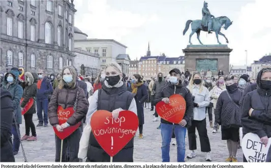 ?? Davut Colak / Getty Images ?? Protesta pel pla del Govern danès de deportar els refugiats sirians, dimecres, a la plaça del palau de Christians­borg de Copenhague­n.